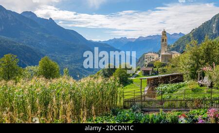 Fin été, début automne à Soglio, un village dans le district de Maloja dans le canton suisse des Grisons près de la frontière italienne Banque D'Images