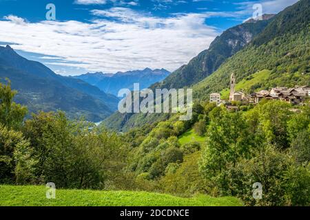 Fin été, début automne à Soglio, un village dans le district de Maloja dans le canton suisse des Grisons près de la frontière italienne Banque D'Images