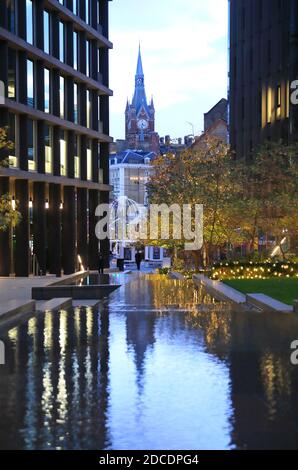 Tour d'horloge de St Pancras Square avec lumières de Noël, à Kings Cross, nord de Londres, Royaume-Uni Banque D'Images