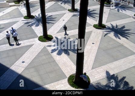 Cortyard avec palmiers et ombres dans le centre-ville de Los Angeles, CA Banque D'Images