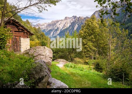 Fin été, début automne dans les montagnes près de Soglio, un village dans le district de Maloja dans le canton suisse des Grisons près de la borde italienne Banque D'Images