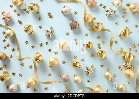 Motif de Noël bleu avec décorations dorées et boules festives. Vue de dessus. Carte de vœux de Noël pour vos souhaits. Banque D'Images
