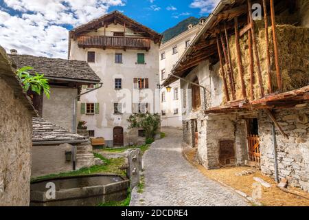 En marchant dans le Val Bregaglia (Graubünden, Suisse) on passe par le magnifique village de Soglio dans le quartier de Maloja Banque D'Images