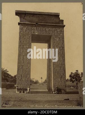 Karnak. Temple de Ramessés IV, porte triomphale - Bonfils. Banque D'Images