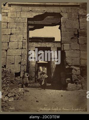 Karnak. Temple de Ramessés IV la porte Egypte - Bonfils ; F. Bonfils. Banque D'Images