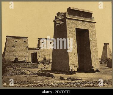 Karnak. Temple de Ramessés IV, deux Pylônes - Bonfils. Banque D'Images