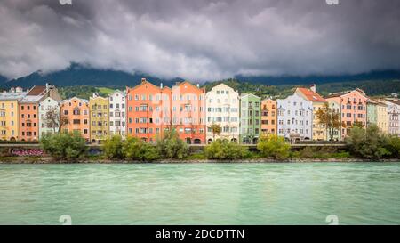 Innsbruck, Autriche - 25 septembre 2019 : sur la rue Mariahilf, le long de la rivière Inn à Innsbruck, il y a une rangée de maisons. Banque D'Images