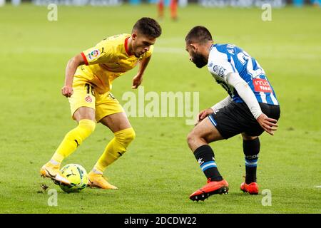 Barcelone, Espagne. 20 novembre 2020. Yan Couto du FC de Gérone en action avec Matias Vargas du RCD Espanyol lors du match de la Ligue SmartBank entre le RCD Espanyol et contre le FC de Gérone au stade du RCD à Barcelone, Espagne. Credit: David Ramirez/DAX/ZUMA Wire/Alamy Live News Banque D'Images