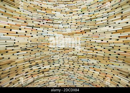 Mur de livres. Bien fait à partir de livres. Pile de livres. Banque D'Images