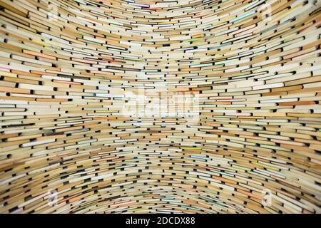 Mur de livres. Bien fait à partir de livres. Pile de livres. Banque D'Images