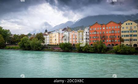 Innsbruck, Autriche - 25 septembre 2019 : sur la rue Mariahilf, le long de la rivière Inn à Innsbruck, il y a une rangée de maisons. Banque D'Images