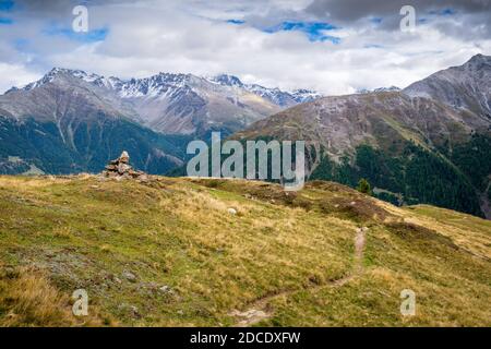 Dans la vallée Val venosta (allemand: Vinschgau) dans la région Alto Adige (allemand: Südtirol) il ya des montagnes magnifiques comme le groupe Ortler Banque D'Images