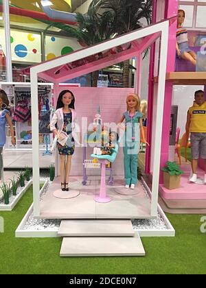 Le grand magasin phare de Macy, Barbie Doll Display, New York Banque D'Images