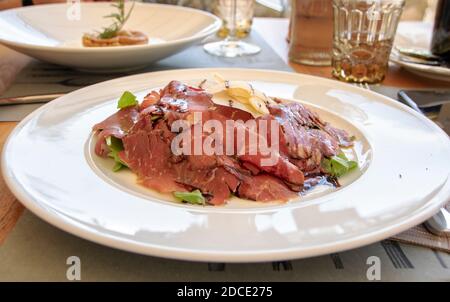 Carpaccio de bœuf chianina et salade de roquette, assiette typique de la cuisine toscane, en Italie Banque D'Images