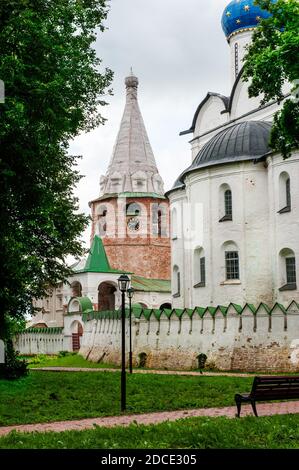 Clocher de la cathédrale de la Nativité de la Vierge à Suzdal, Russie. Le Kremlin de Suzdal est un point de repère de l'anneau d'or de la Russie. Cathédrale Banque D'Images