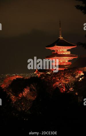 Kyoto, Japon. 20 novembre 2020. Une pagode et des feuilles d'automne principalement des érables sont illuminées au temple de Kiyomizudera, un site du patrimoine mondial de Kyoto, le vendredi 20 novembre 2020. Les gens ont apprécié le feuillage d'automne coloré dans l'ancienne capitale du Japon lors de trois vacances d'automne consécutives. Credit: Yoshio Tsunoda/AFLO/Alay Live News Banque D'Images