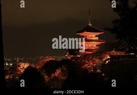 Kyoto, Japon. 20 novembre 2020. Une pagode et des feuilles d'automne principalement des érables sont illuminées au temple de Kiyomizudera, un site du patrimoine mondial de Kyoto, le vendredi 20 novembre 2020. Les gens ont apprécié le feuillage d'automne coloré dans l'ancienne capitale du Japon lors de trois vacances d'automne consécutives. Credit: Yoshio Tsunoda/AFLO/Alay Live News Banque D'Images