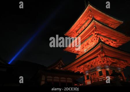 Kyoto, Japon. 20 novembre 2020. Une pagode est illuminée au temple de Kiyomizudera, un site du patrimoine mondial de Kyoto, le vendredi 20 novembre 2020. Les gens ont apprécié le feuillage d'automne coloré dans l'ancienne capitale du Japon lors de trois vacances d'automne consécutives. Credit: Yoshio Tsunoda/AFLO/Alay Live News Banque D'Images