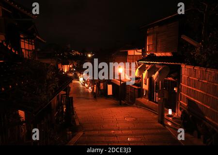 Kyoto, Japon. 20 novembre 2020. Le vendredi 20 novembre 2020, un homme marche sur une route en montée qui s'étend jusqu'au temple de Kiyomizudera, un site du patrimoine mondial de Kyoto. Les gens ont apprécié le feuillage d'automne coloré dans l'ancienne capitale du Japon lors de trois vacances d'automne consécutives. Credit: Yoshio Tsunoda/AFLO/Alay Live News Banque D'Images