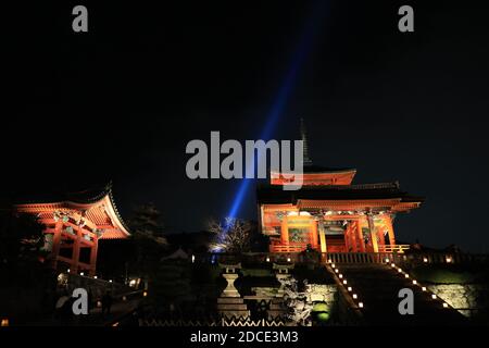 Kyoto, Japon. 20 novembre 2020. Une pagode et des sanctuaires sont illuminés au temple de Kiyomizudera, un site du patrimoine mondial de Kyoto, le vendredi 20 novembre 2020. Les gens ont apprécié le feuillage d'automne coloré dans l'ancienne capitale du Japon lors de trois vacances d'automne consécutives. Credit: Yoshio Tsunoda/AFLO/Alay Live News Banque D'Images