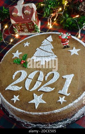 Concept Avec Le Nouvel An Grec Traditionnel Gateau Vasilopita Une Bouteille De Champagne Une Classe Une Grenade Ornements Et Lucky Charms Photo Stock Alamy