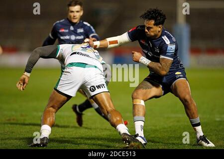 MANCHESTER, ANGLETERRE. 20 NOVEMBRE Denny Solomona de sale s'attaque à un joueur de Northampton lors du match de Premiership Gallagher entre sale Sharks et Northampton Saints au stade AJ Bell, Eccles, le vendredi 20 novembre 2020. (Credit: Chris Donnelly | MI News) Credit: MI News & Sport /Alay Live News Banque D'Images