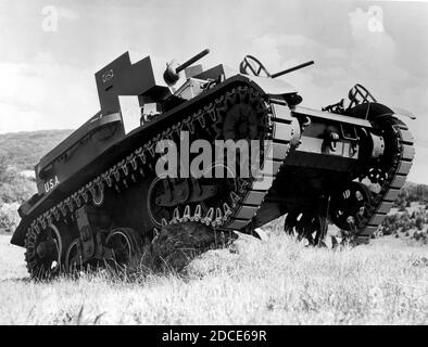 WW II - il s'agit de 'Light Tank, M2' en cours d'essai, vers 1940. Sur le côté de la tourelle se trouve une paire d'épées blanches, croisées, qui indique que ce réservoir appartient à la cavalerie américaine. Ces chars légers ont été produits aux États-Unis avant et pendant les premières années de la deuxième Guerre mondiale En raison de leur poids plus léger et de leur puissance de feu, ils ont été utilisés de manière limitée dans le monde entier pendant la guerre. Ils étaient généralement armés d'une mitrailleuse M5 de 37 mm et d'une mitrailleuse Browning M1919 de 0,30 cal. Pour voir mes autres images WW II, recherchez: Prestor vintage WW II Banque D'Images