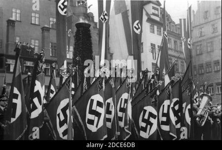 WW II - février 1936 Pomp nazi et circonstance. Gauleiter Julius Streicher a parlé de l'ouverture des troisième concours artisanaux de la province de Franconie sur la place Adolf Hitler, Nurnberg, Front des travailleurs allemands, Franconie. La place publique de la ville était entièrement remplie de rangées nettes d'hommes et de garçons en uniforme. Les drapeaux et bannières de la swastika dominaient la vue. Notez le chou-fleur flamboyant juste à gauche du centre supérieur. Streicher était l'un des premiers partisans d'Hitler, et il a publié le journal anti-juif 'der Sturmer'. Pour voir mes autres images WW II, recherchez: Prestor vintage WW II Banque D'Images