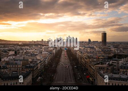 Champs-Elysées, avenue principale de Paris, France vue depuis le toit de l'Arc de Triomphe (Arc de Triomphe). Banque D'Images