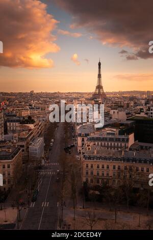 Tour Eiffel de renommée mondiale vue depuis le toit de l'Arc de Triomphe (Arc de Triomphe) au centre-ville de Paris, France. Banque D'Images