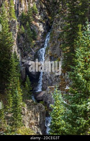 Chute d'eau sous le lac Lower Blue, sentier Blue Lakes, forêt nationale d'Uncompahgre, Ridgway, Colorado. Banque D'Images