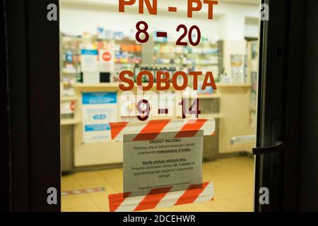 Poznan, Wielkopolska, Pologne. 20 novembre 2020. La vie quotidienne pendant une pandémie de coronavirus à Poznan, en Pologne. Toute la Pologne est entrée dans la zone rouge à partir du 24 octobre, ce qui signifiait de nouvelles restrictions contre Covid-19 qui sont encore en vigueur. Dans la photo: Pharmacie - la limite des personnes à l'intérieur: Deux personnes. Credit: Dawid Tatarkiewicz/ZUMA Wire/Alay Live News Banque D'Images