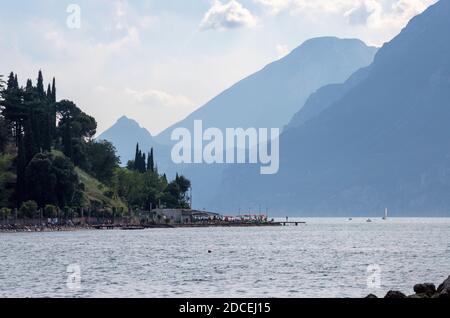 Malcesine - le Lago di Garda dans la lumière du soir. Banque D'Images