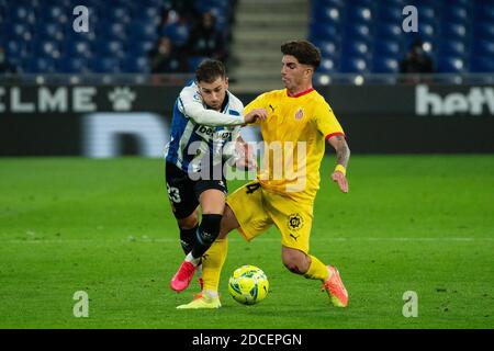 Cornella, Espagne. 20 novembre 2020. Adrian Embarba (L) d'Espanyol rivalise avec le Monchu de Gérone lors d'un match de football espagnol de deuxième division entre le RCD Espanyol et le Girona FC à Cornella, Espagne, le 20 novembre 2020. Crédit : Joan Gosa/Xinhua/Alay Live News Banque D'Images