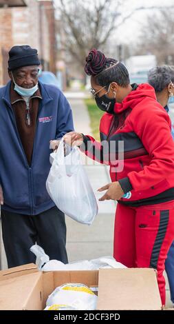 Chicago, Illinois, États-Unis. 20 novembre 2020. Distribution alimentaire avant Thanksgiving pendant Covid 19. Un résident local reçoit une dinde gratuite avant les vacances de Thanksgiving. Avec une baisse significative des revenus à l'échelle nationale, les centres de distribution alimentaire sont devenus vitaux, en particulier juste avant des vacances importantes. Crédit : Kenneth Johnson/ZUMA Wire/Alay Live News Banque D'Images