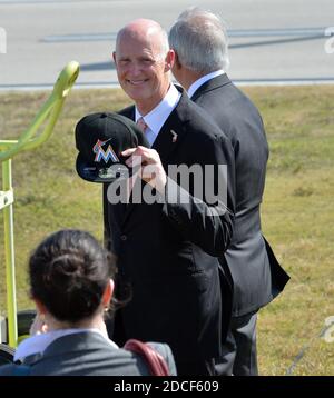 Miami, États-Unis d'Amérique. 25 février 2015. MIAMI, FL - FÉVRIER 25: Le gouverneur de la Floride Rick Scott salue le président américain Barack Obama sur Air Force One avec un cap Florida Marlins à l'aéroport international de Miami le 25 février 2015 à Miami, Floride personnes: Le gouverneur de la Floride Rick Scott crédit: Storms Media Group/Alay Live News Banque D'Images