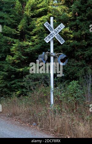 Les lumières du passage à niveau du chemin de fer du Pacifique Nord-Ouest sont silencieuses dans le comté de Humboldt. Banque D'Images