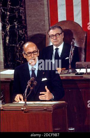Le président français Valéry Giscard d'Estaing, s'adresse à une session conjointe du Congrès dans la Chambre des représentants des États-Unis au Capitole de Washington, DC, le 18 mai 1976. Le président Giscard d'Estaing est à Washington pour une visite d'État. Assis derrière le Président Giscard à droite se trouve le Vice-président américain Nelson A. Rockefeller.Credit: Benjamin E. 'Gene' forte / CNP /MediaPunch Banque D'Images