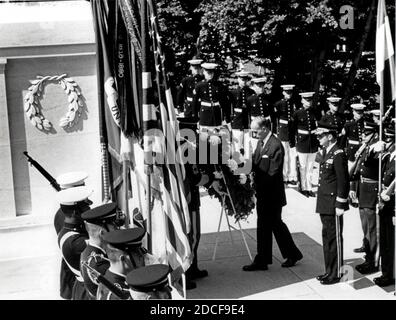 Le président français Valéry Giscard d'Estaing dépose une couronne à la tombe du soldat inconnu au cimetière national d'Arlington, en Virginie, le 17 mai 1976. Credit: Benjamin E. 'Gene' forte / CNP /MediaPunch Banque D'Images