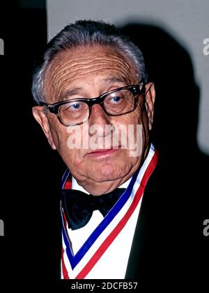 Washington DC. ÉTATS-UNIS. Le 27 janvier 1996 l'ancien secrétaire d'État Henry Kissinger arrive au dîner annuel du club de luzerne qui s'est tenu au Capitol Hilton Hotel Credit: Mark Reinstein/MediaPunch Banque D'Images