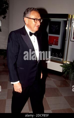 Washington DC, États-Unis, 16 novembre 1988le secrétaire d'État du Former Henry Kissinger arrive à la Maison Blanche pour assister au dîner d'État en l'honneur du Premier ministre Margaret Thatcher Credit: Mark Reinstein/MediaPunch Banque D'Images