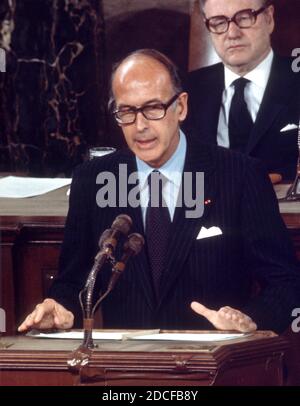 Le président français Valéry Giscard d'Estaing, s'adresse à une session conjointe du Congrès dans la Chambre des représentants des États-Unis au Capitole de Washington, DC, le 18 mai 1976. Le président Giscard d'Estaing est à Washington pour une visite d'État. Assis derrière le Président Giscard à droite se trouve le Vice-président américain Nelson A. Rockefeller.Credit: Benjamin E. 'Gene' forte / CNP /MediaPunch Banque D'Images