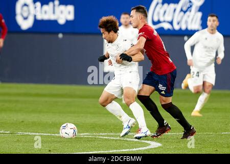 Pampelune, Espagne. 20 novembre 2020. Shinji Okazaki (en avant; SD Huesca) et Unai Garcia (défenseur; CA Osasuna) sont vus en action pendant le football espagnol de la Liga Santander, match entre CA Osasuna et SD Huesca au stade Sadar, à Pampelune. Crédit : SOPA Images Limited/Alamy Live News Banque D'Images