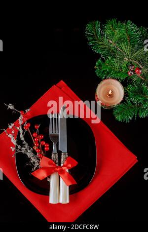 Table de Noël élégante avec décorations de fête sur fond noir. Copier l'espace. Vue de dessus. Banque D'Images