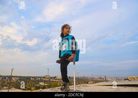 Idlib, Syrie. 19 novembre 2020. Fatima Ahmad Mostafa, une fille syrienne de 9 ans, a été blessée au cours d'une attaque à la bombe dans son village, provoquant l'amputation complète de sa jambe. Aujourd'hui Fatima Ahmad Mostafa marche à trois miles sur un pied avec l'aide de ses béquilles pour aller à l'école. Fatima vit avec sa famille dans un bâtiment détruit à la périphérie de la ville d'Idlib après qu'ils aient été déplacés de leur village en raison des bombardements perpétrés par le gouvernement d'Assad. Crédit : SOPA Images Limited/Alamy Live News Banque D'Images