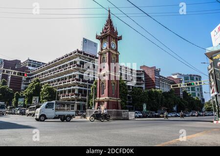 Mandalay, Myanmar. 19 novembre 2020. Les véhicules ont passé la tour de l'horloge près du marché de Zay Cho. Le marché de Zay Cho a été temporairement fermé à partir de septembre (13) en raison de la reprise de la deuxième vague du Covid-19. Le marché est fermé depuis plus de (2) mois. Ainsi, l'organisation représentative du marché permet aux commerçants du marché de récupérer leurs marchandises dans leurs magasins. Crédit : SOPA Images Limited/Alamy Live News Banque D'Images