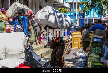 Mandalay, Myanmar. 19 novembre 2020. Les gens sont vus transportant leurs marchandises depuis le marché de retour à la maison.le marché de Zay Cho a été temporairement fermé à partir de septembre (13) en raison de la reprise de la deuxième vague de Covid-19. Le marché est fermé depuis plus de (2) mois. Ainsi, l'organisation représentative du marché permet aux commerçants du marché de récupérer leurs marchandises dans leurs magasins. Crédit : SOPA Images Limited/Alamy Live News Banque D'Images