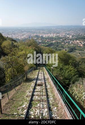 Les rails du funiculaire et la vue sur la vallée de la ville de Montecatini Alto, Toscane, Italie Banque D'Images