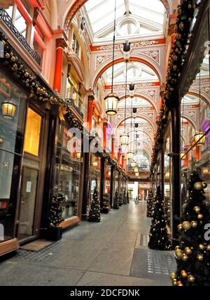 Londres, Royaume-Uni. 19 novembre 2020. Lanternes classiques élégantes et arbres de Noël avec boules dans la Royal Arcade.la plus ancienne, Royal Arcade dans Old Bond Street est une arcade commerciale historique de l'époque victorienne. Décoré pour Noël malgré la fermeture de ses magasins en raison de l'éclusage de Covid-19. Crédit : SOPA Images Limited/Alamy Live News Banque D'Images