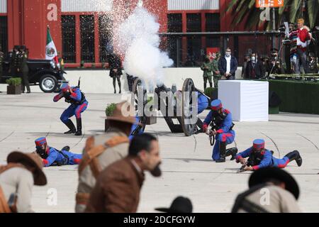 Mexico, Mexique. 20 novembre 2020. MEXICO, MEXIQUE - NOVEMBRE 20 : des personnes représentent des scènes de la Révolution mexicaine lors d'une cérémonie commémorant le 110 anniversaire de la Révolution du Mexique à Monumento de Revolucion le 20 novembre 2020 à Mexico, Mexique. Crédit: Ismael Rosas/Eyepix Group/The photo Access crédit: The photo Access/Alay Live News Banque D'Images